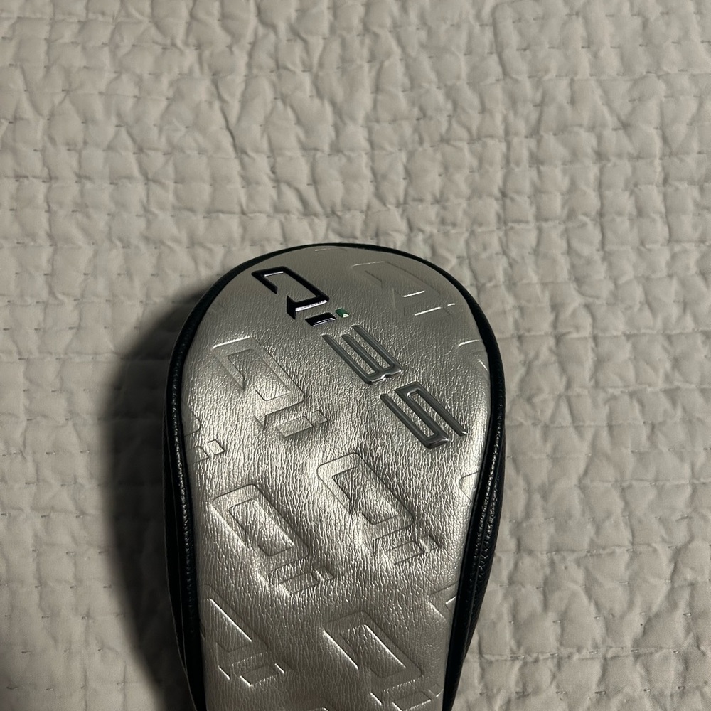 TaylorMade QI35 Hybrid Silver Golf Club Headcover